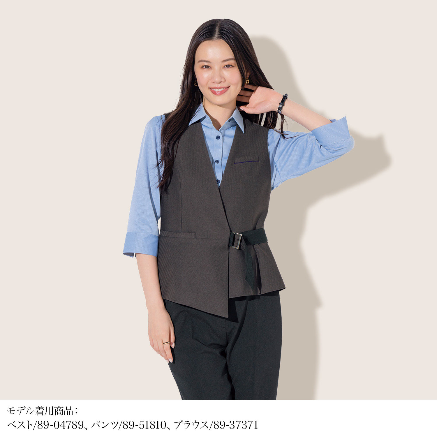 グレージュ ブラウンのオシャレなベスト(89-04789) を着用した女性モデル正面画像