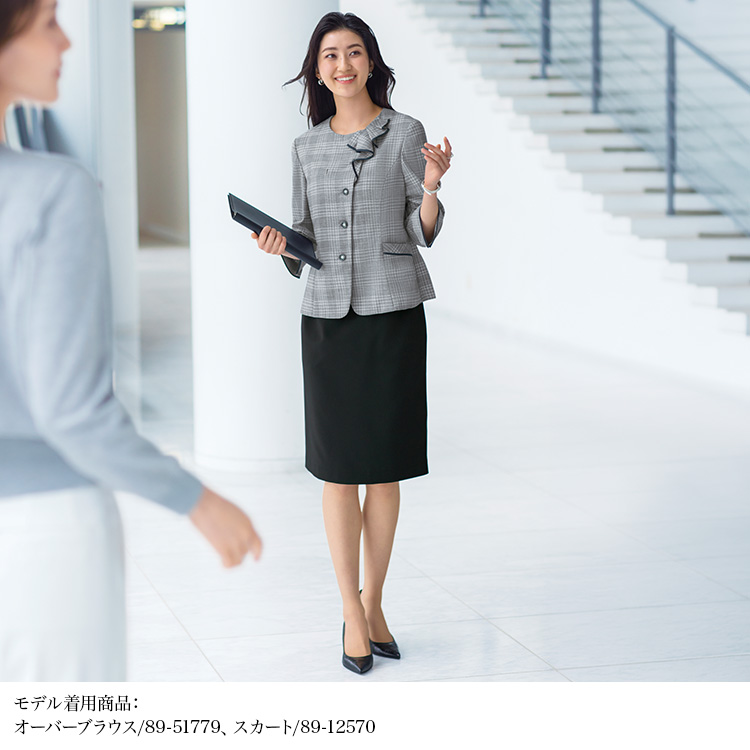 タイトスカート(89-12570)を着用した女性モデル正面画像