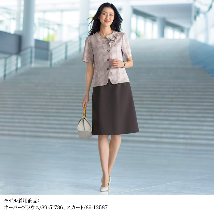 Aラインスカート(89-12580)を着用した女性モデル正面画像
