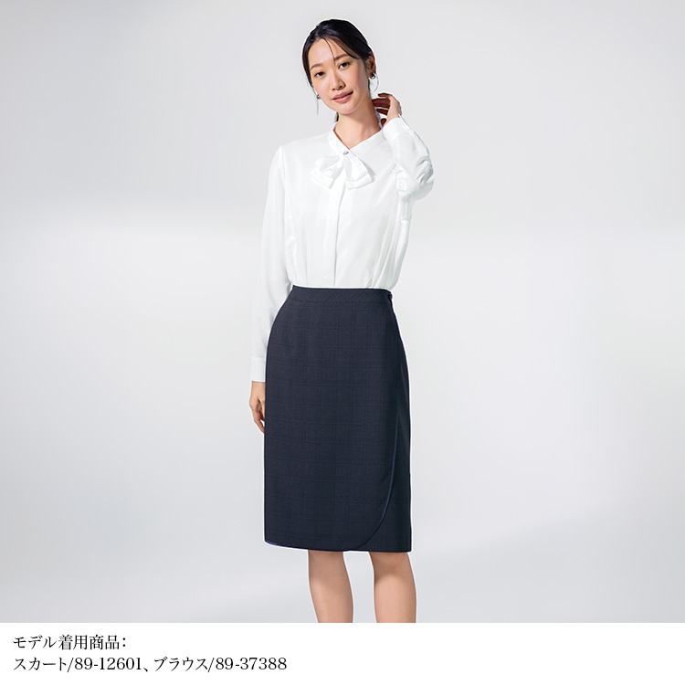 デザインスカート(89-12601)を着用した女性モデル画像