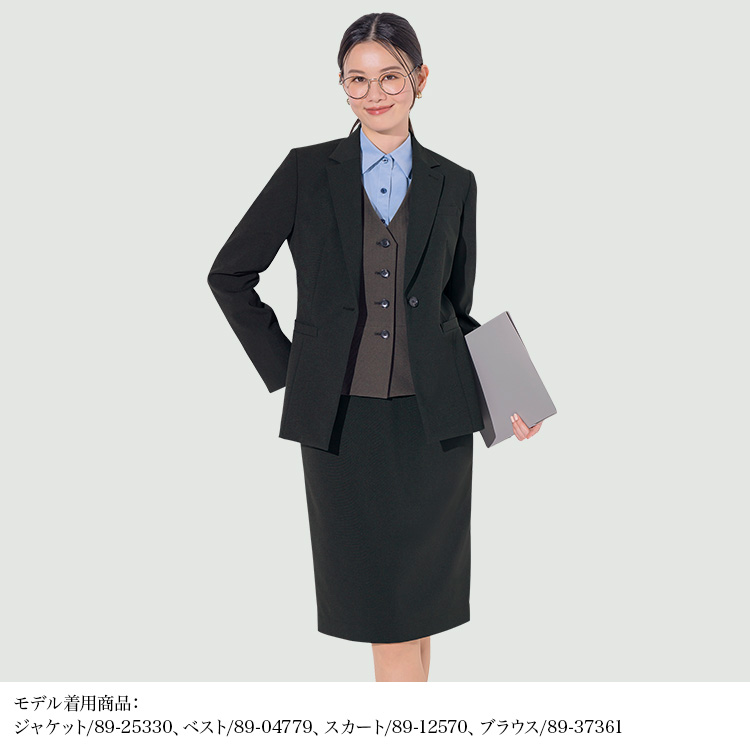 ジャケット(89-25330)を着用した女性モデル正面画像