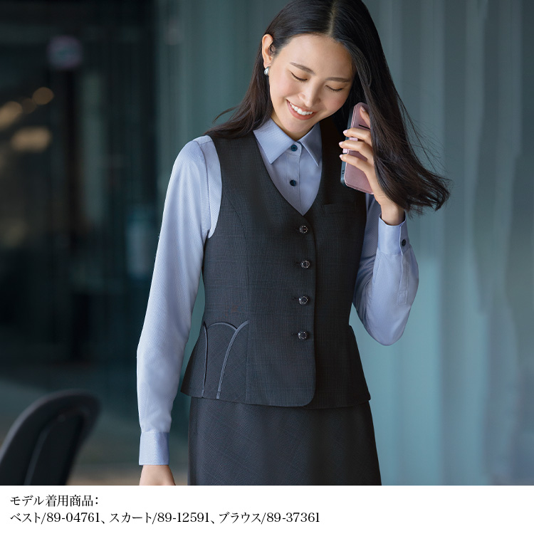 長袖ブラウス(89-37361)を着用した女性モデル正面画像