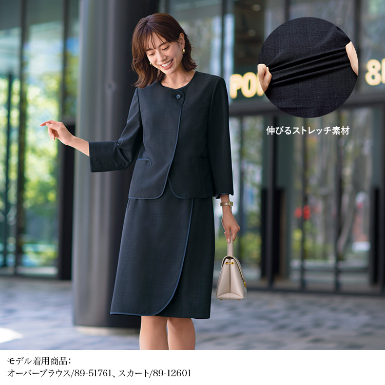 オーバーブラウス(89-51761)を着用した女性モデル画像