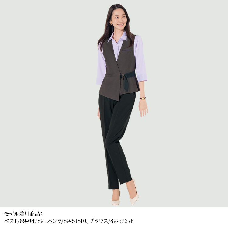 テーパードパンツ(89-51810)を着用した女性モデル正面画像