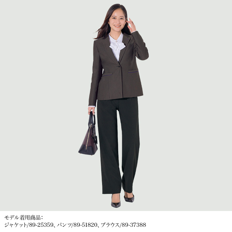 ストレートパンツ(89-51820)を着用した女性モデル正面画像