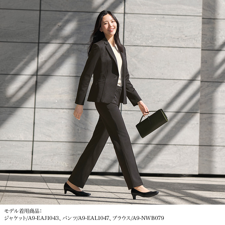 美シルエットパンツ(a9-eal1047)を着用した女性モデル画像
