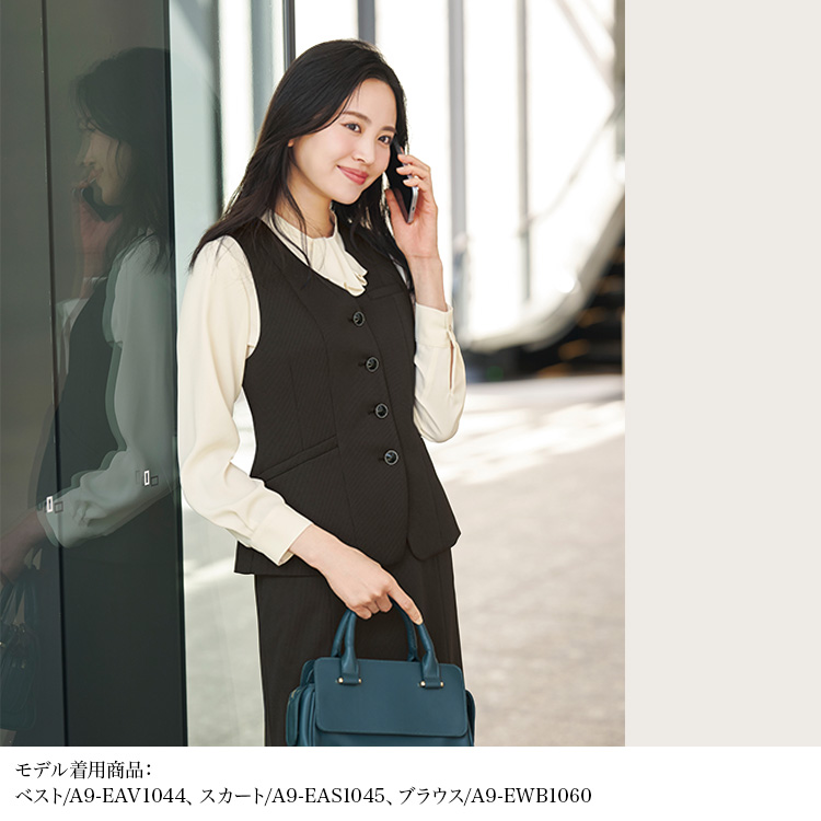美シルエットベスト(a9-eav1044)を着用した女性モデル画像