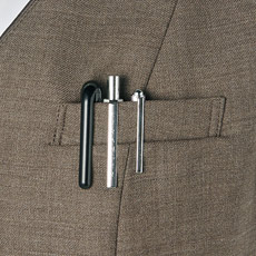 大容量の胸ポケット。