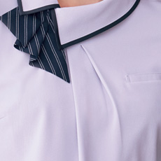 胸元のタックでキレイ見せ