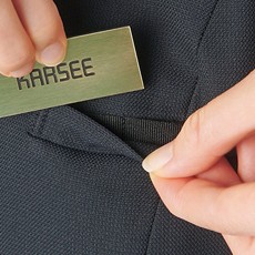 ループ付きの胸ポケット