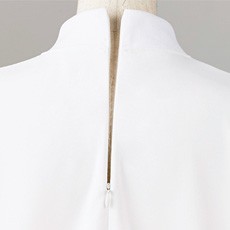 後ろファスナー