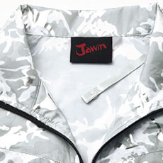 首元の調節ヒモで空気の抜けを調節