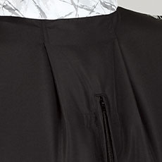 首元タック入り