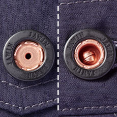 左:デザインボタン(右ポケット)右:タックボタン