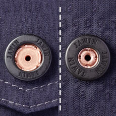 デザインボタン(左:胸ポケット、右:前立/カフス)