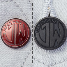 左:ドットボタン(カフス) 右:タックボタン(胸ポケット)