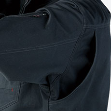 アクションプリーツで肩や腕が動かしやすい