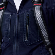 胸ポケットがハーネスのベルトに隠れないデザイン