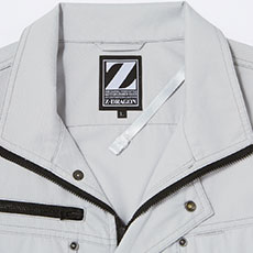 首元の調節ヒモで空気の抜けを調節