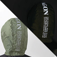 フードにロゴ反射プリント