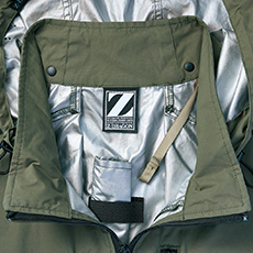 首元の調節ヒモで空気の抜けを調節