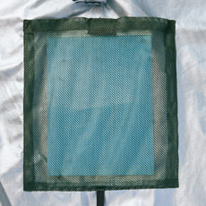 内側に保冷剤用のメッシュポケット