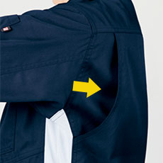 アクションプリーツ(メッシュ)で肩や腕が動かしやすい