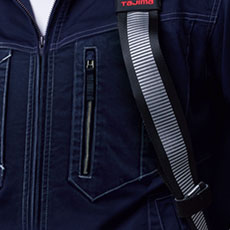 胸ポケットがベルトに隠れないデザイン仕様