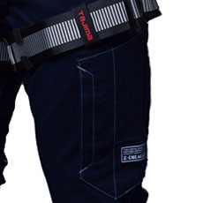 胸ポケットがベルトに隠れないデザイン仕様