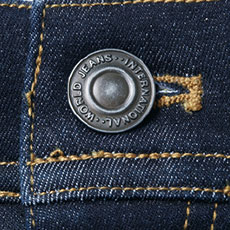 フロントのタックボタン