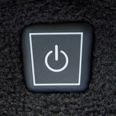 電源ボタン:左ファスナーカーゴポケット内