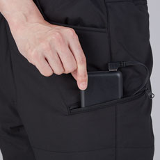 バッテリーがすっぽり入る左ファスナーポケット