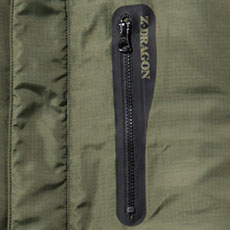 胸ポケットファスナーまわり:ロゴ圧着プリント