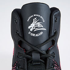 ベロ部分にブランドロゴ入りプリント