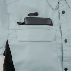 長財布もスッポリ入る深めのファスナーポケット