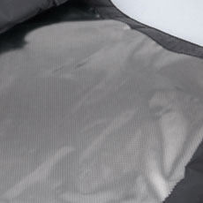 背裏のアルミプリントで保温性アップ