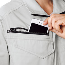 右胸ファスナーポケットは物が落ちづらく、スマートフォンも収納できる深さがあります。