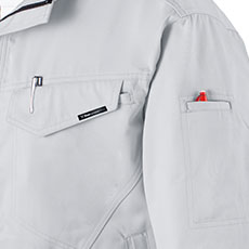 左袖・左胸ポケットはペン差し付き。