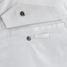 左胸ポケットにネームホルダーループ付き。