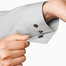 袖口のボタンは隠し仕様で、物を運ぶ際などに傷つけにくくなっており、金属製で丈夫。