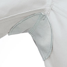 吸汗消臭タイプの脇パッド付き。