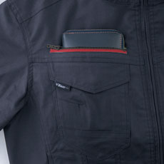 長財布もスッポリ入る深めのファスナーポケット