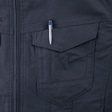 左胸ポケットはペン差し付き