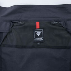 通気性の良い背当てメッシュ付き