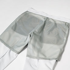 22シルバーグレーには、透けにくい裏地付き。