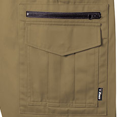 カーゴポケットは右にファスナーポケット付き。