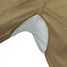 吸汗消臭タイプの脇パッド付き。