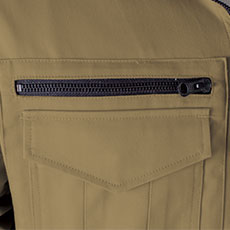 右胸ポケットは金属ファスナー仕様で物が落ちにくく、深さもたっぷり。(深さ16.5cm)