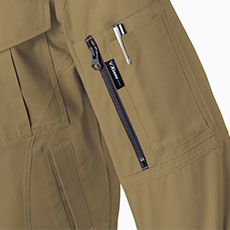 左袖にはファスナー付きポケットとペン差し付き。