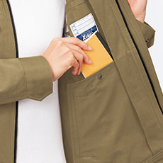 左前内側に大容量収納の内ポケット付き。